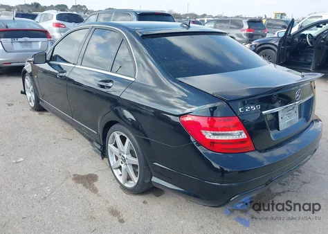 2014 Mercedes-Benz C-Class C 250 Sport z USA, uszkodzony, nr VIN WDDGF4HB4EA959421